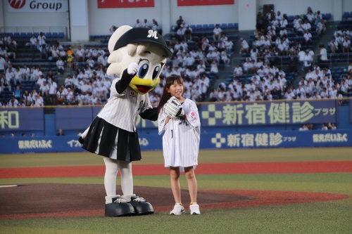 始球式、マスコットキャラクターのリーンちゃんの応援を受け...